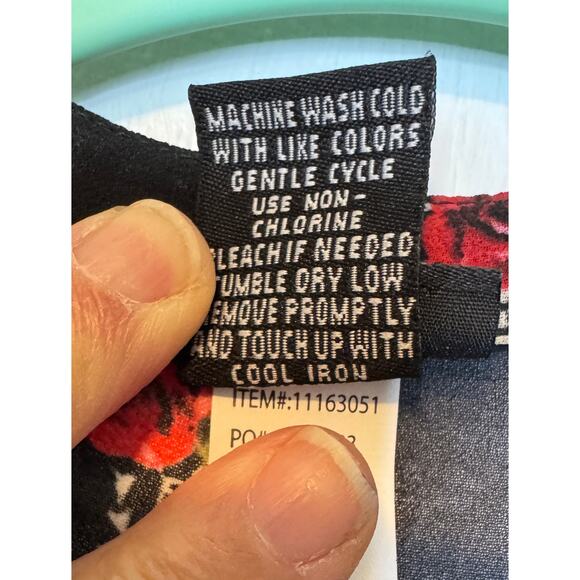 TORRID - RED ROSES ON BLACK BACKGROUND FLORAL TOP- Size 1( 14/16; 1X) - Picture 4 of 4